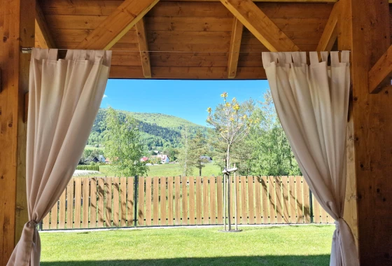 Namísto tradiční garnýže můžete použít lanko na závěsy